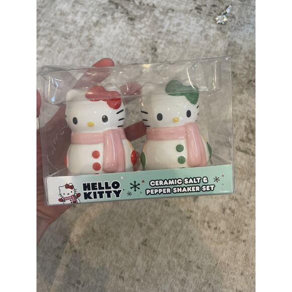 Hello Kitty Ceramic Winter Christmas Salt‎ & Pepper Shaker New - Picture 1 of 3